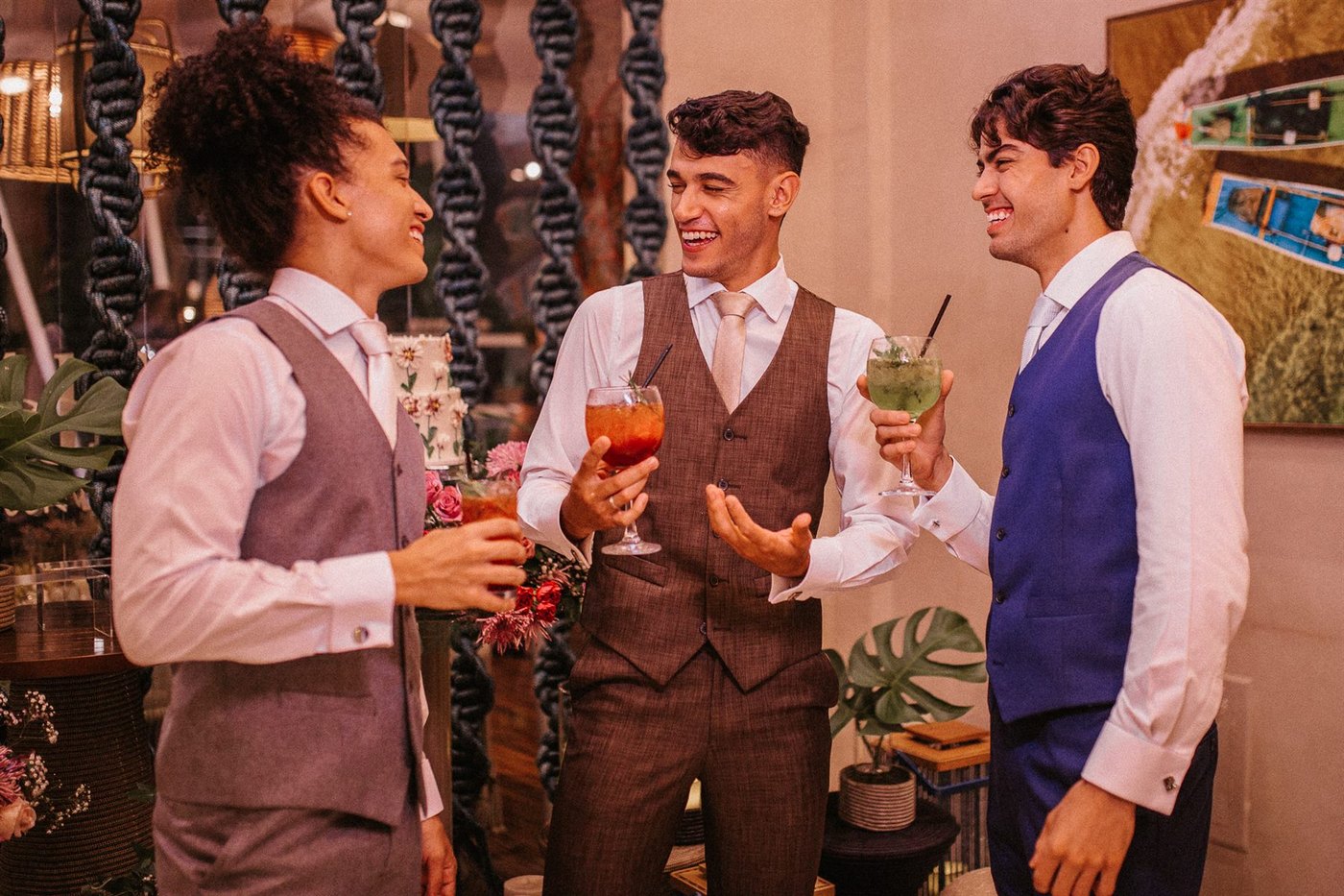 Convidados brindando com coquetéis em um evento corporativo