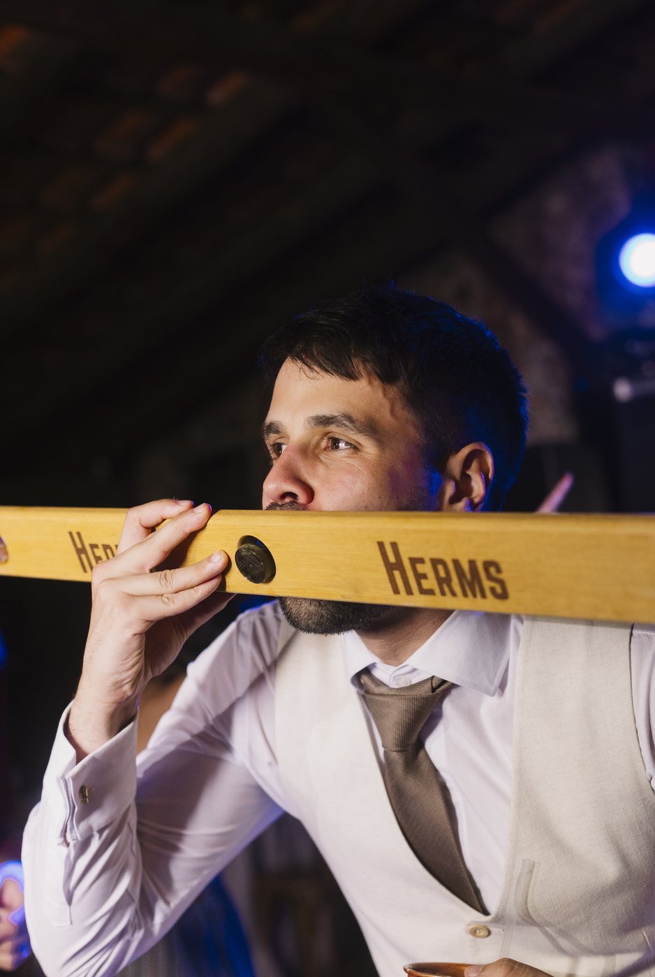Convidado bebendo de uma régua de gelo com a marca Herms