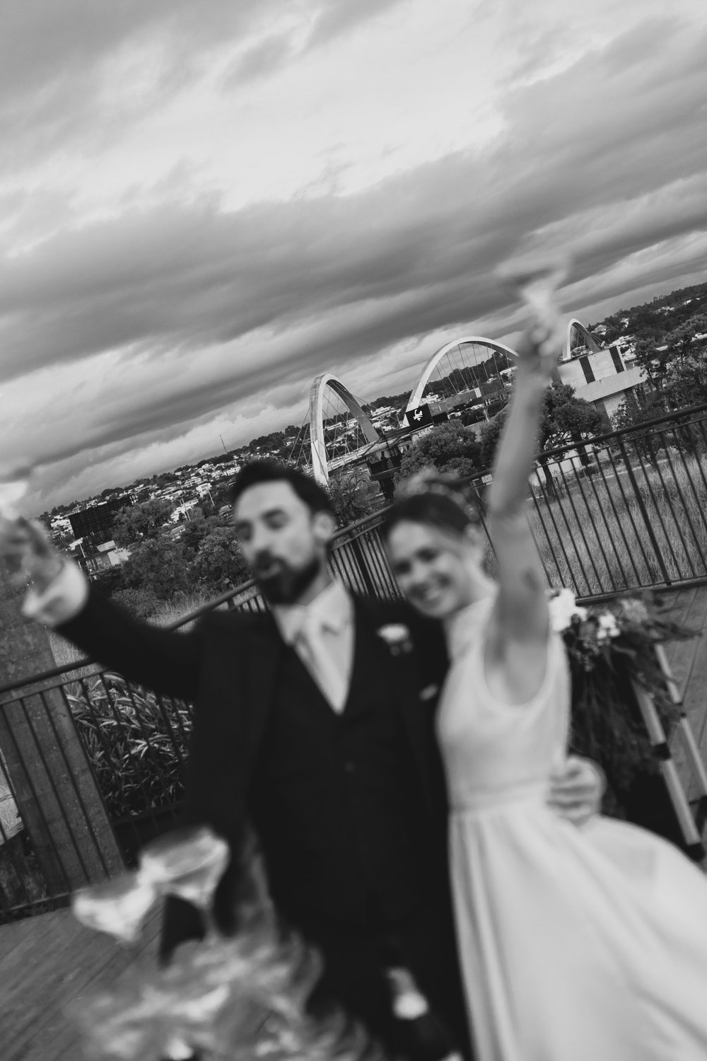 Casal comemorando em um terraço de Brasília, em preto e branco